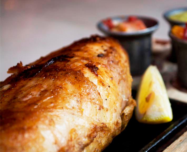 Pamplona-de-pollo-rellena-con-queso-fresco-jamón-y-tomates-frescos